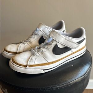 Nike White, navy blue & gold Sneakers